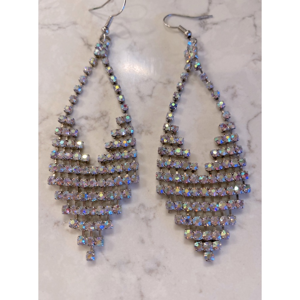 Beautiful earrings for a special occasion. Good condition.